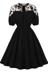 Vestido negro corto de manga corta en forma de A